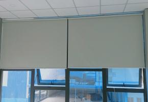 Lắp đặt r&egrave;m cuốn văn ph&ograve;ng gi&aacute; rẻ Tp HCM