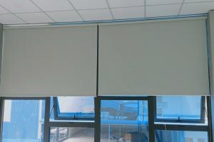 Lắp đặt r&egrave;m cuốn văn ph&ograve;ng gi&aacute; rẻ Tp HCM